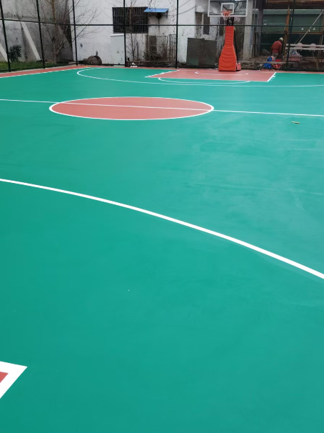 丹东 球场长期使用易出现地面开裂